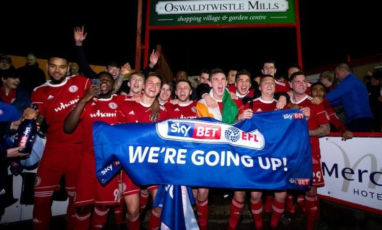 los futbolistas del accrington stanley celebran el ascenso a la league one despues de vencer al yeovil town por 2 0 y asegurar matematicamente la promocion accringtonstanley